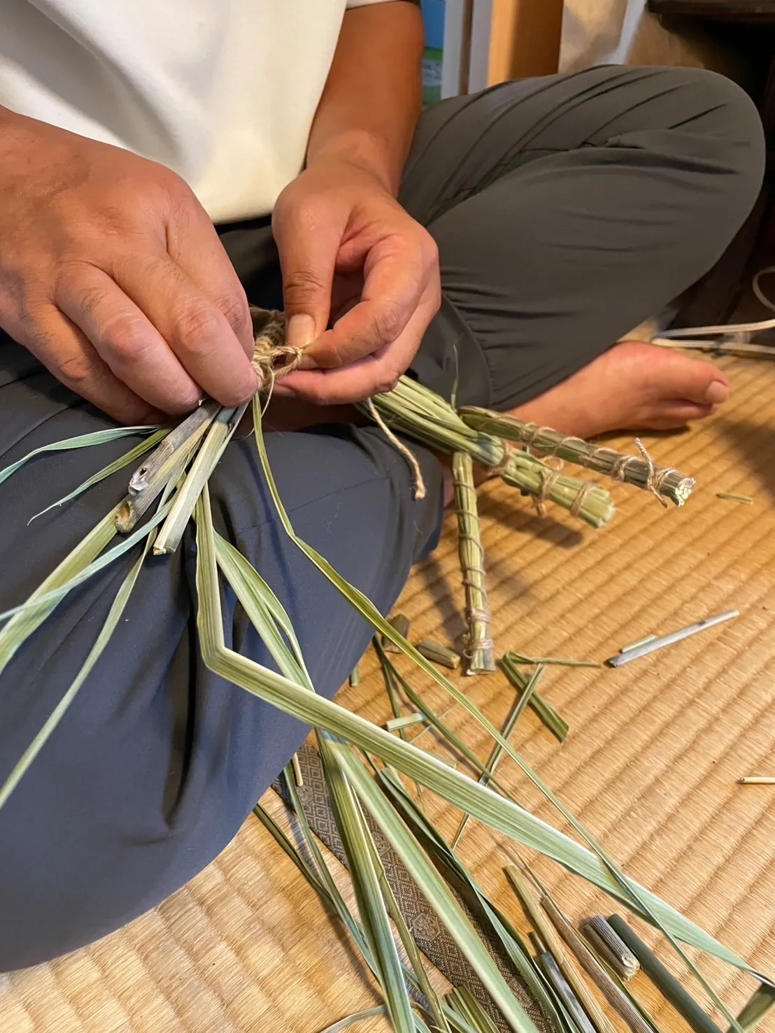 お盆にマコモで手作りした馬と牛